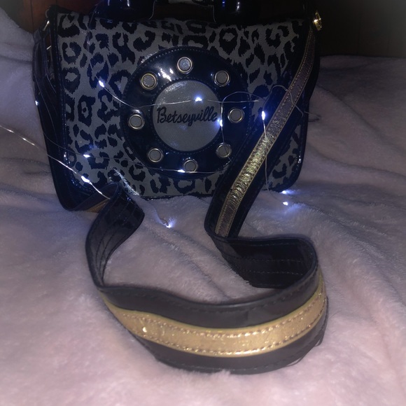 Betseyville “Call Me” Crossbody Bag - Picture 3 of 7